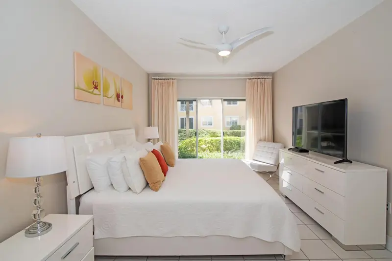Une chambre lumineuse avec un grand lit et une décoration sobre.