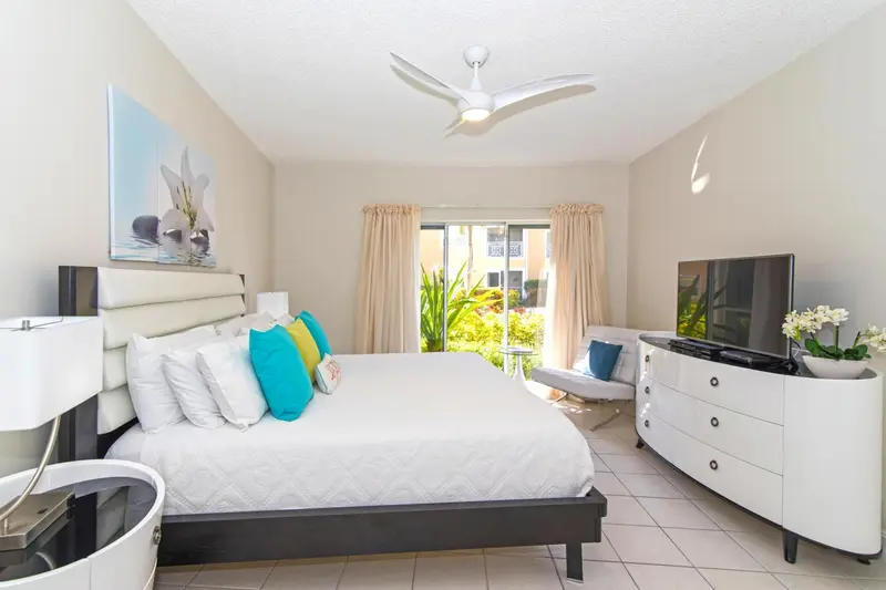Une chambre lumineuse avec un grand lit et une décoration moderne.