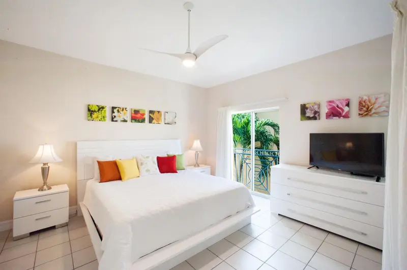 Une chambre lumineuse avec un grand lit et une décoration florale.