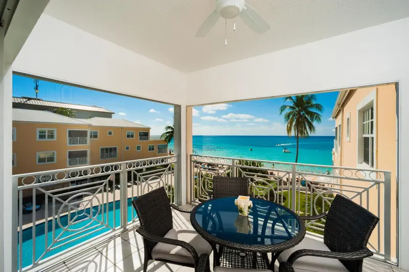 Terrasse avec mobilier de jardin donnant sur la mer.