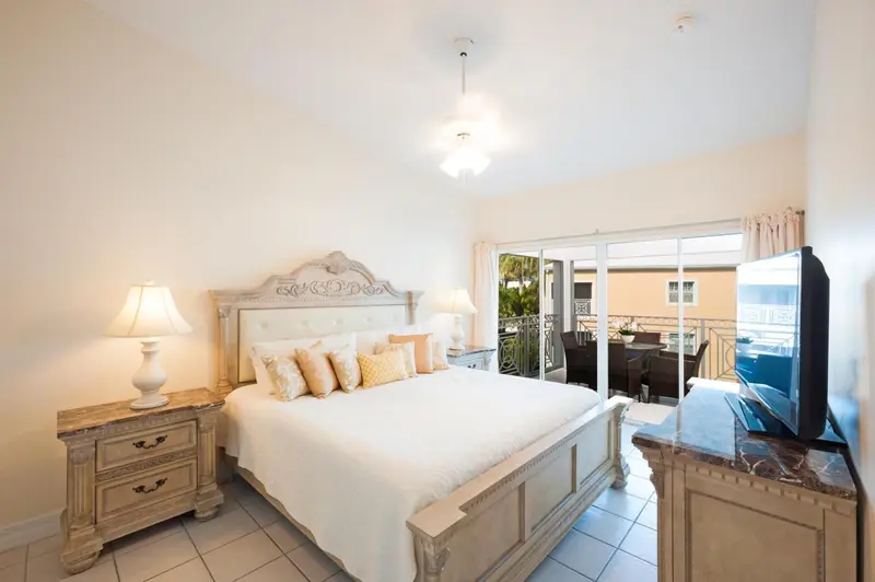 Une chambre lumineuse avec un grand lit et un accès à une terrasse.