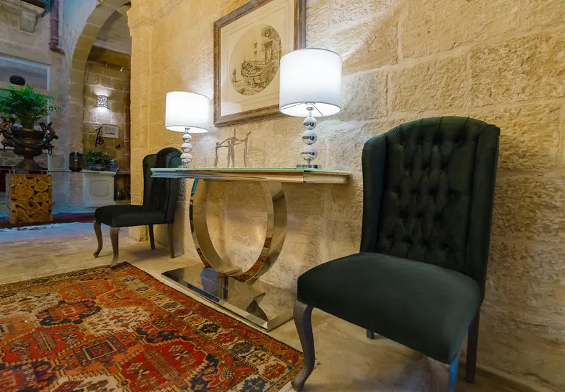 Un intérieur chaleureux avec des fauteuils et des lampes décoratives.