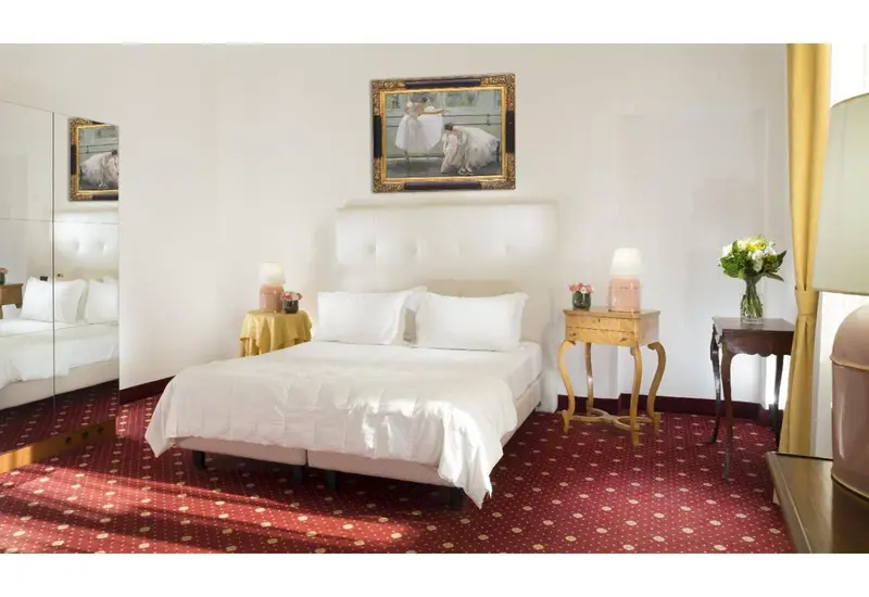Une chambre lumineuse avec un grand lit et des tables de chevet.