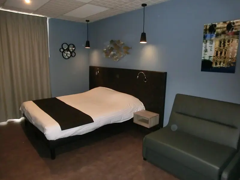 Une chambre avec un lit et un canapé.