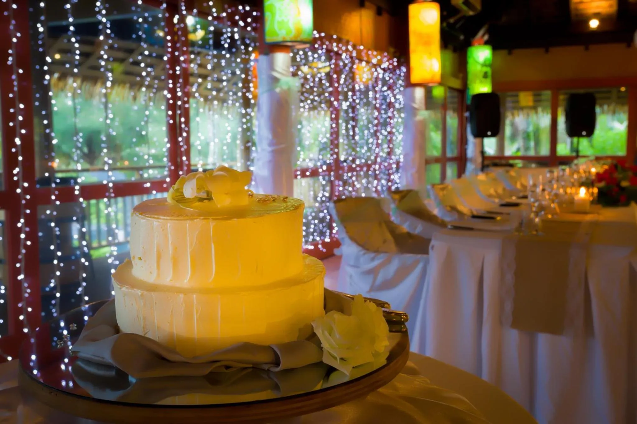 Un gâteau à deux étages est présenté sur une table décorée.
