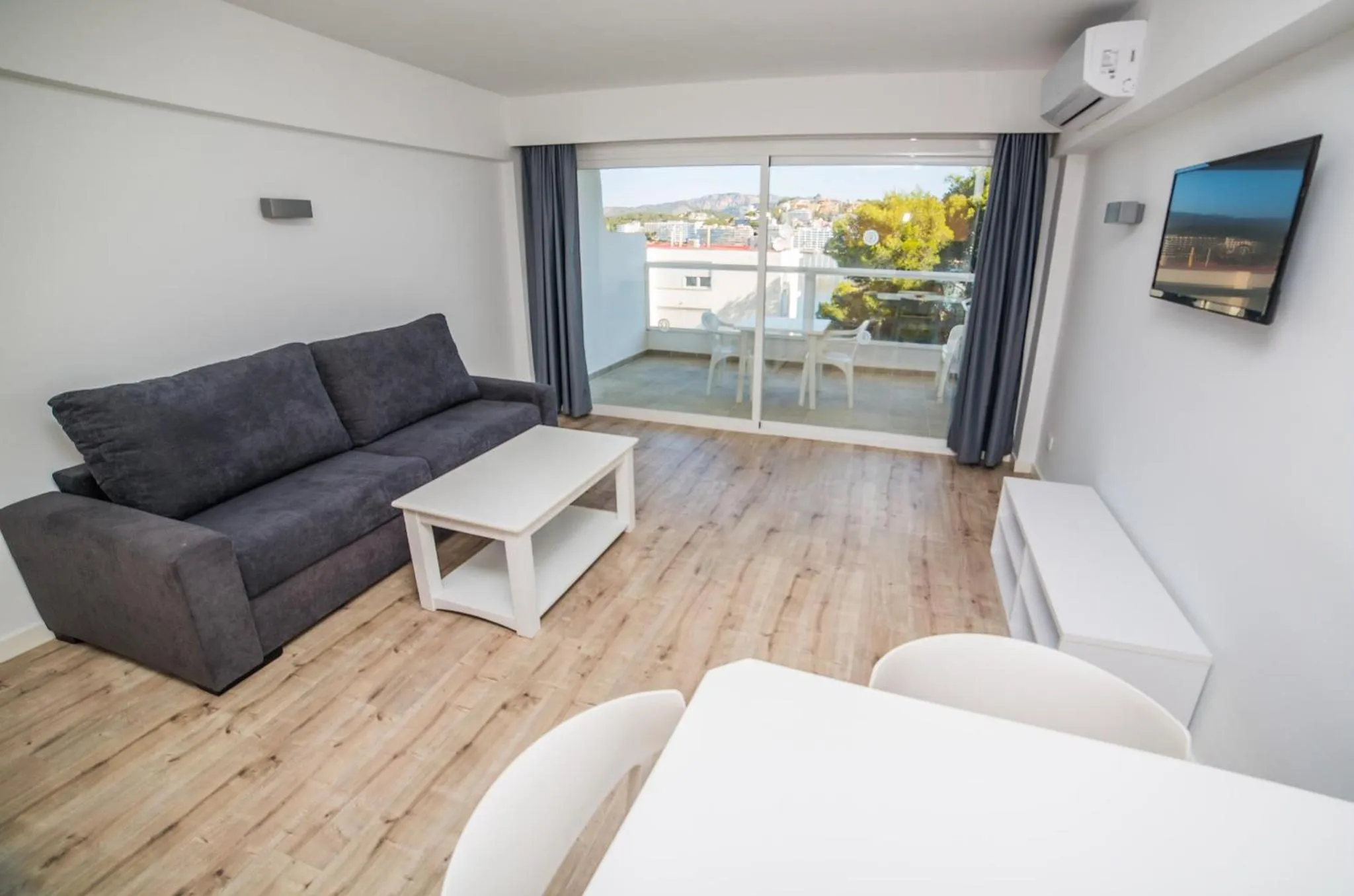 Un salon lumineux s'ouvre sur une terrasse avec vue sur la mer.