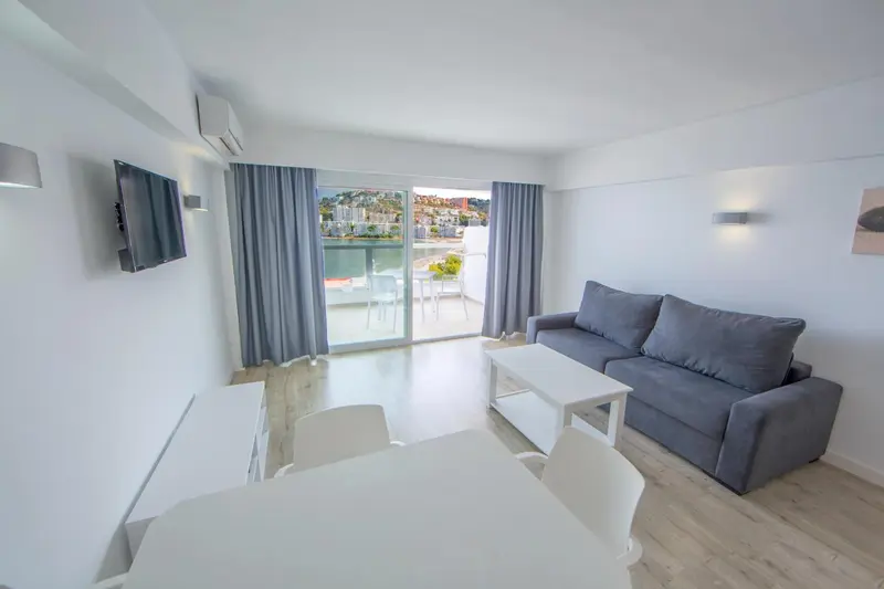 Un salon lumineux s'ouvre sur une terrasse avec vue sur la mer.