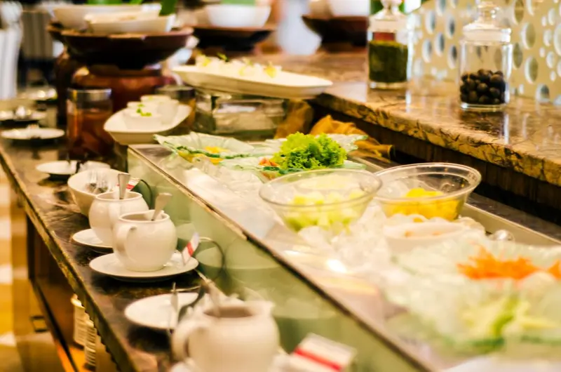 Un buffet propose une variété de plats et de boissons.