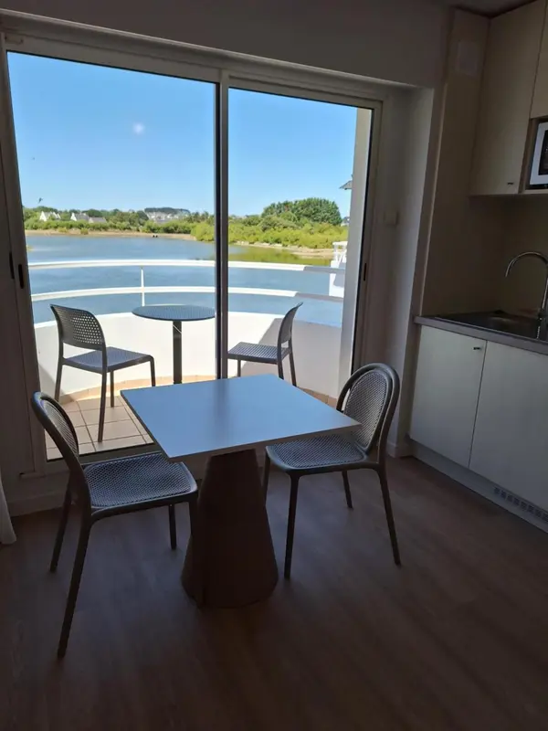 Une salle à manger lumineuse s'ouvre sur une terrasse avec vue sur la mer.