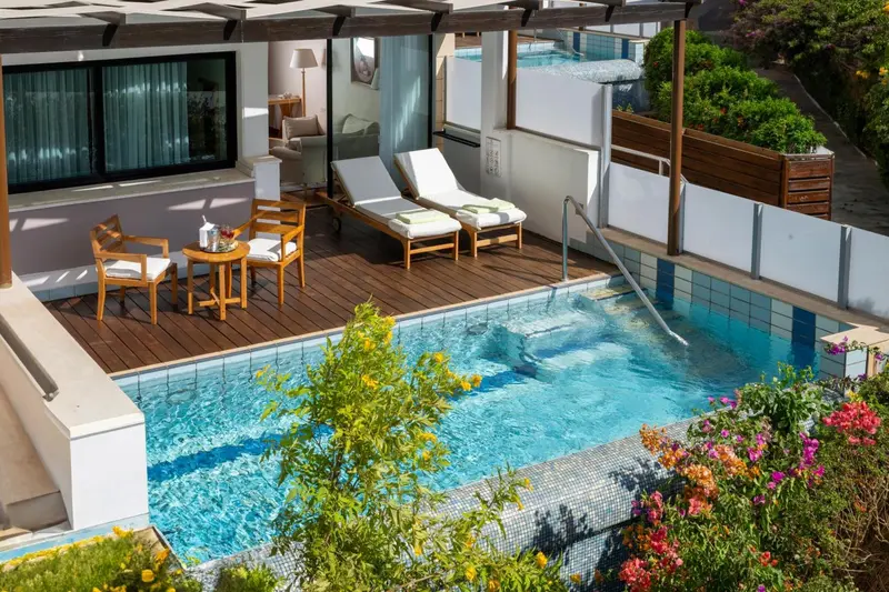 Terrasse avec mobilier de jardin et piscine privée.