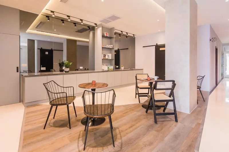 Espace de repas avec tables et chaises dans un intérieur moderne.
