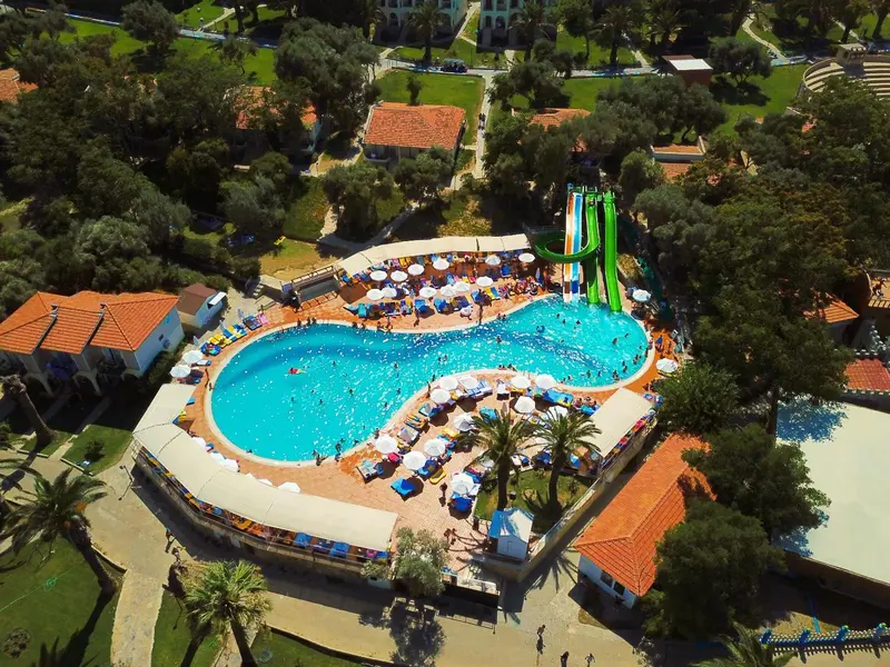 Vue aérienne d'un complexe hôtelier avec piscine et espaces de détente.