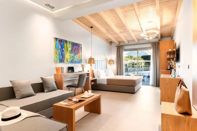 Une chambre lumineuse avec un espace salon et un accès à une terrasse.