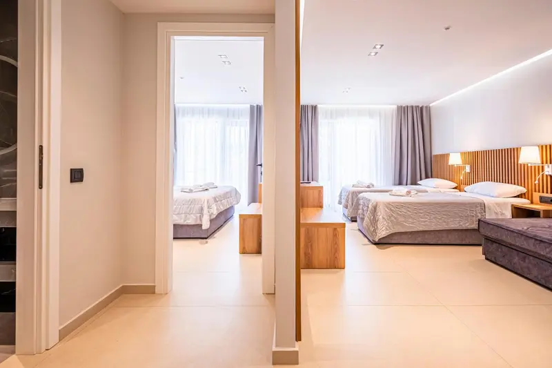 Chambre lumineuse avec lits jumeaux et décoration moderne.