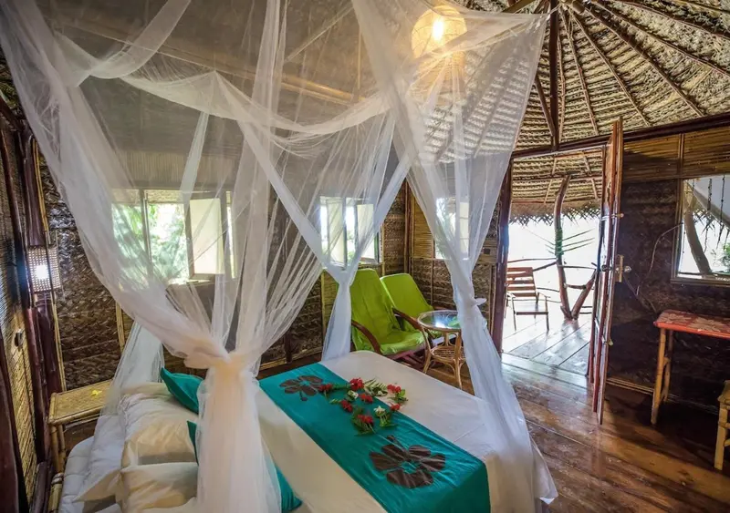 Une chambre avec un lit à baldaquin et une décoration florale.