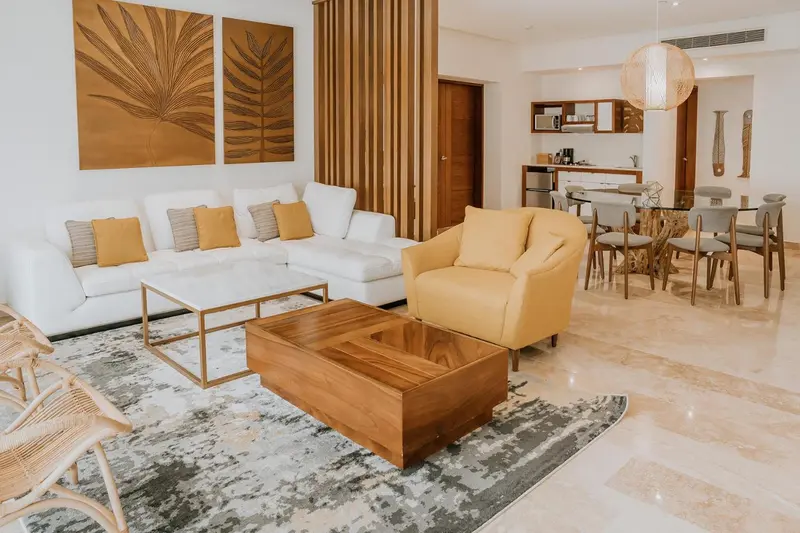 Espace de détente intérieur avec canapés et table basse.