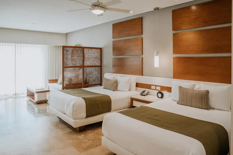 Une chambre lumineuse avec deux lits simples et une décoration moderne.