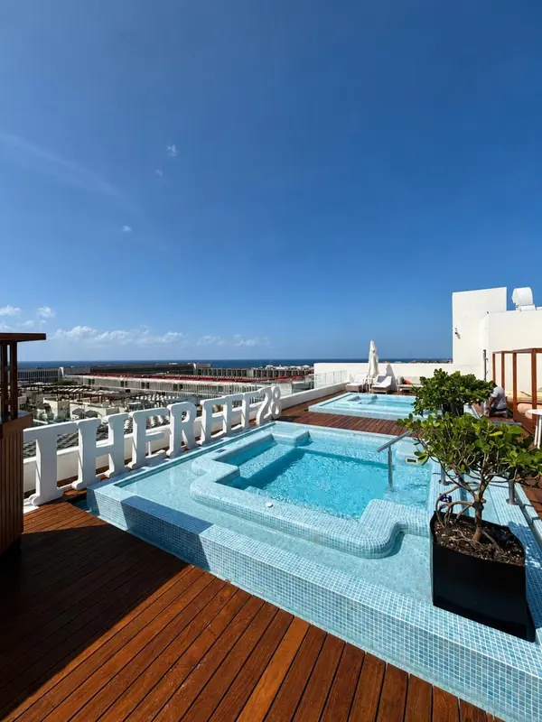Terrasse avec piscine et vue sur la mer.