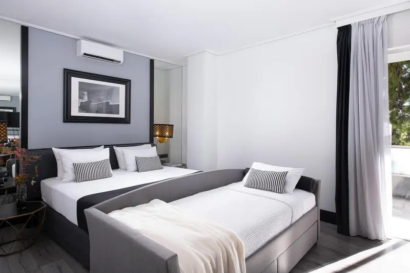Une chambre moderne avec un grand lit et un canapé-lit.