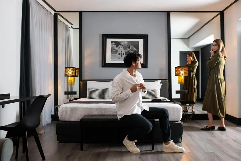 Une chambre moderne avec un grand lit et deux personnes.