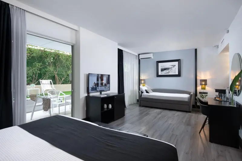 Une chambre moderne avec un canapé et un accès à une terrasse.