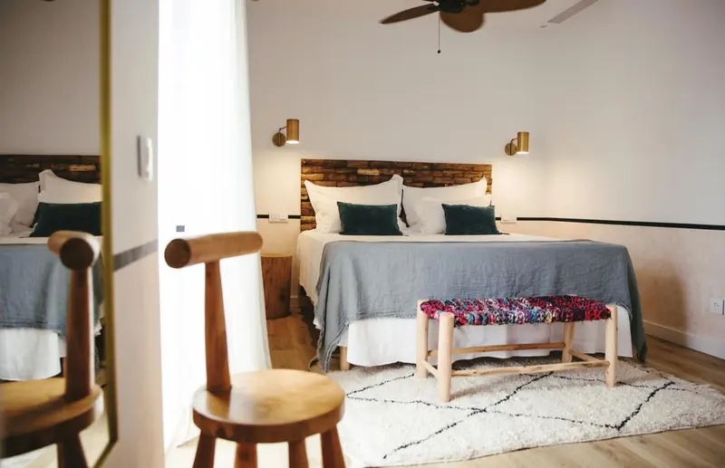 Une chambre lumineuse avec un grand lit et une décoration soignée.