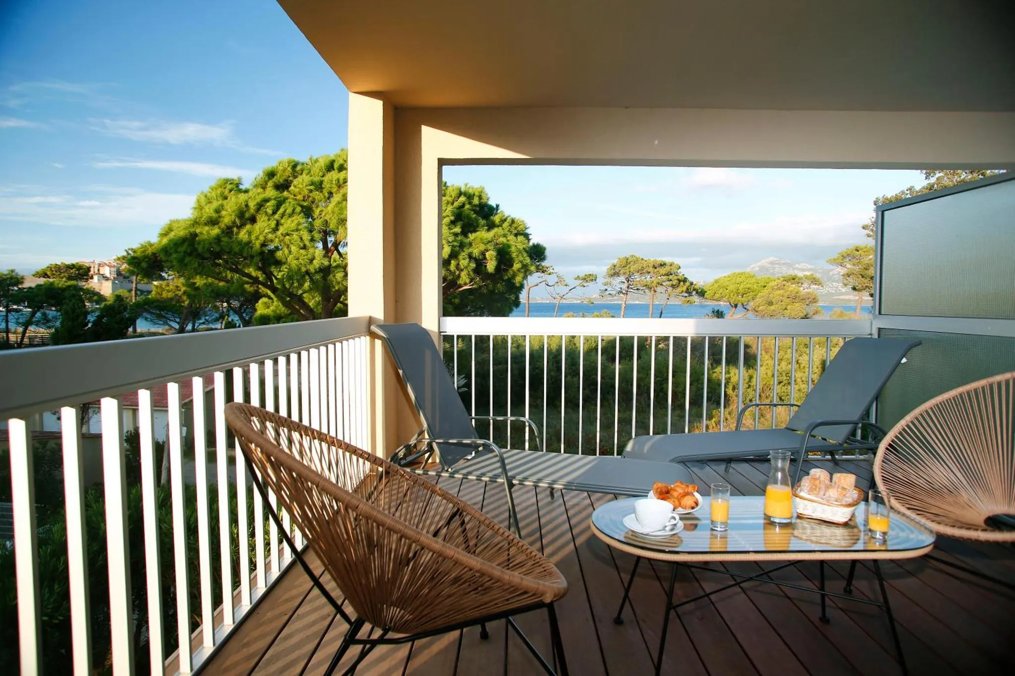 Terrasse avec mobilier d'extérieur et vue sur la mer.