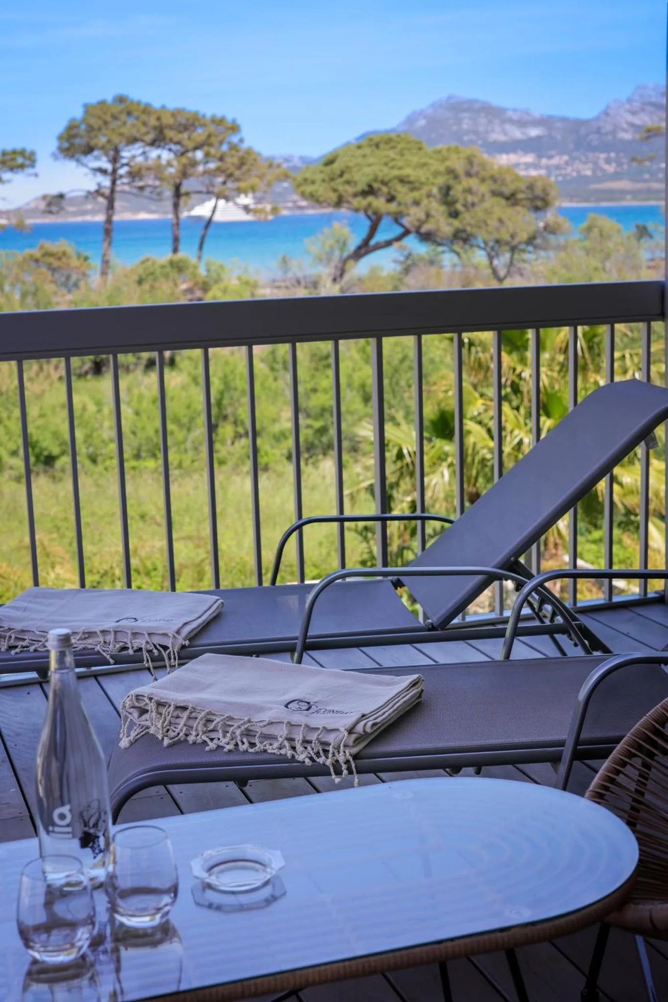 Terrasse avec mobilier de détente et vue sur la mer.
