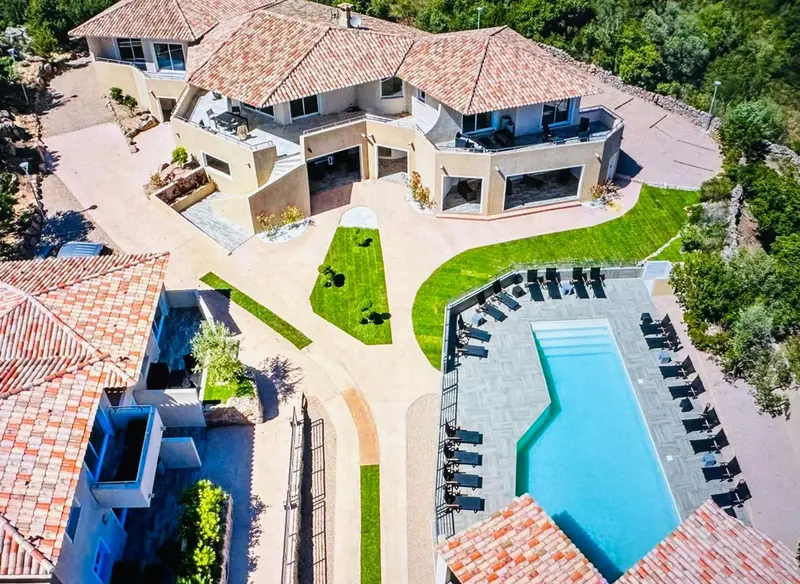 Vue aérienne d'un complexe hôtelier avec piscine et jardin.