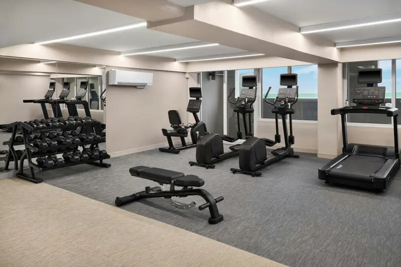 Une salle de sport lumineuse avec des équipements de fitness.