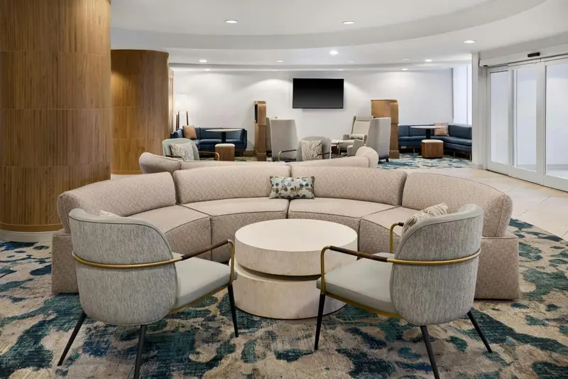 Un espace de détente intérieur avec des canapés et des fauteuils confortables.