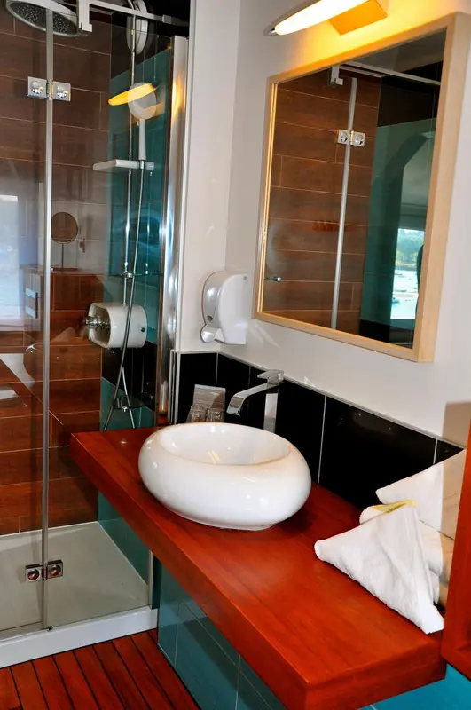 Une salle de bain moderne avec douche et lavabo.