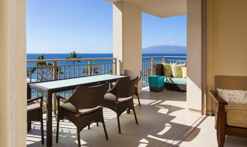Terrasse avec table à manger et vue sur l'océan.