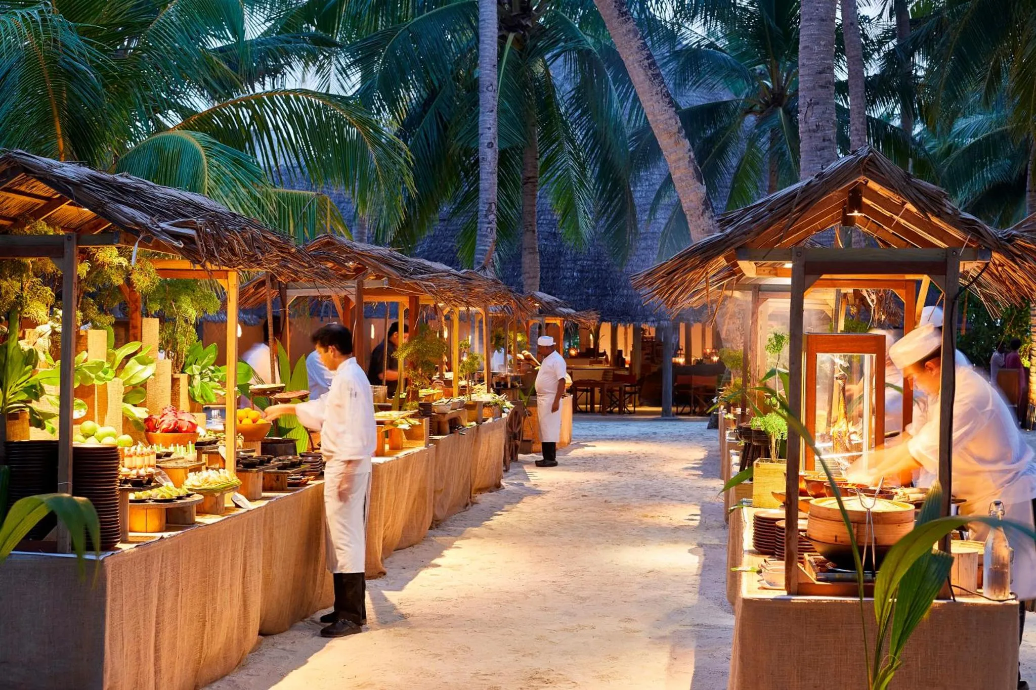Un buffet extérieur propose une variété de plats préparés par des chefs.