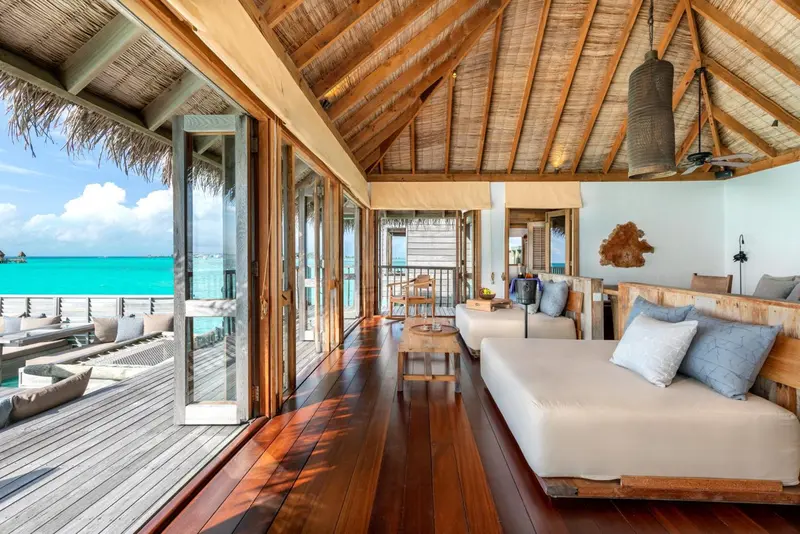 Espace de vie lumineux avec vue sur l'océan turquoise.
