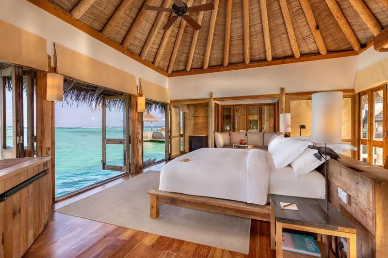 Une chambre lumineuse avec un grand lit donnant sur l'océan.
