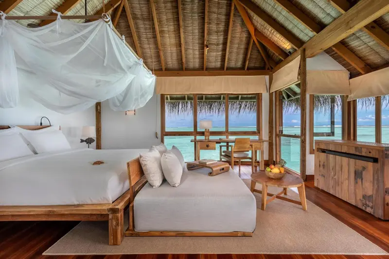 Une chambre lumineuse avec un lit king-size et vue sur l'océan.