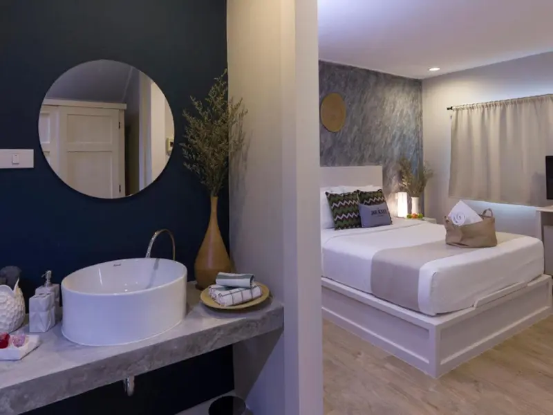Une chambre moderne avec un grand lit et un lavabo intégré.