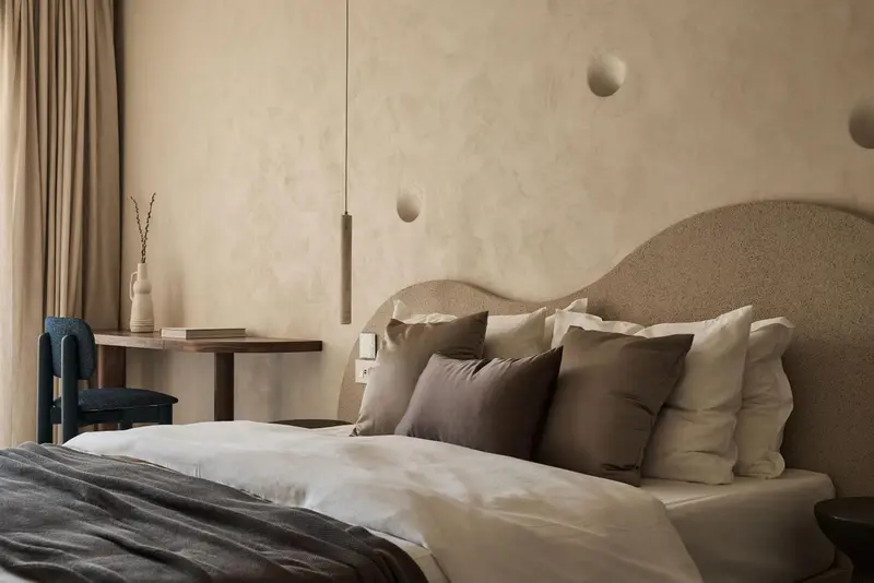 Une chambre à coucher avec un grand lit et une décoration minimaliste.