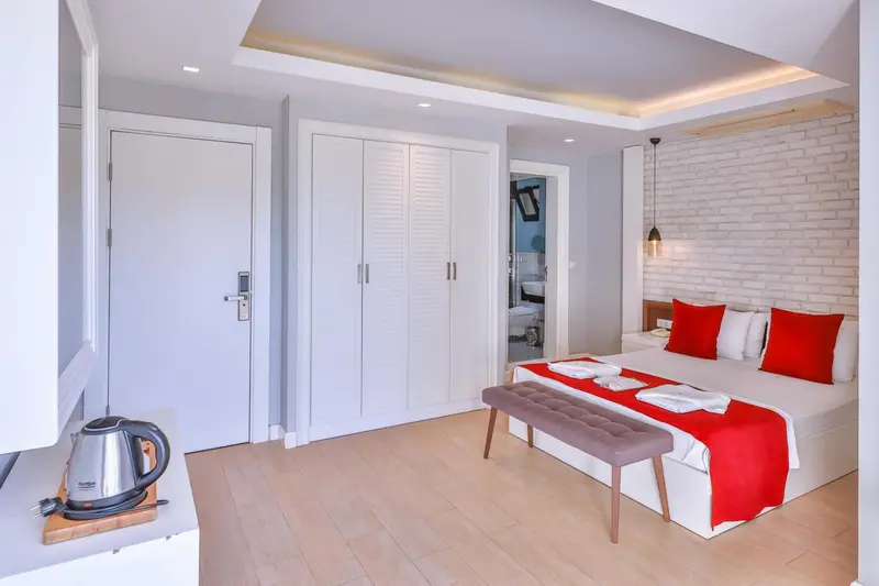 Une chambre lumineuse avec un grand lit et un espace détente.