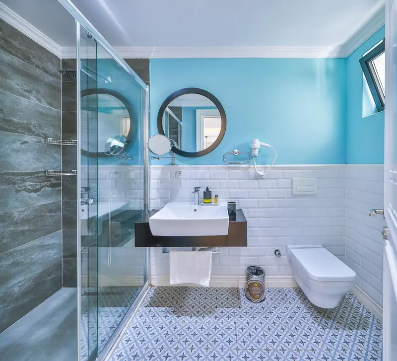 Une salle de bain moderne avec douche à l'italienne et carrelage décoratif.