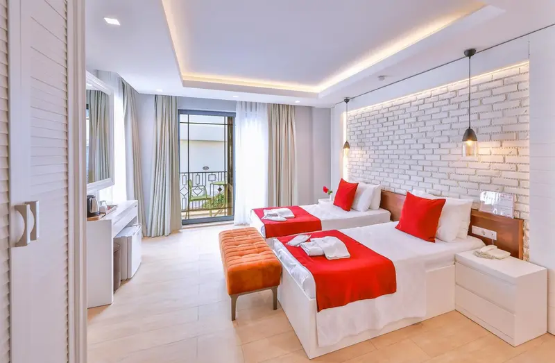 Chambre lumineuse avec deux lits simples et une décoration moderne.