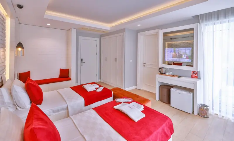 Chambre lumineuse avec deux lits simples et une décoration moderne.