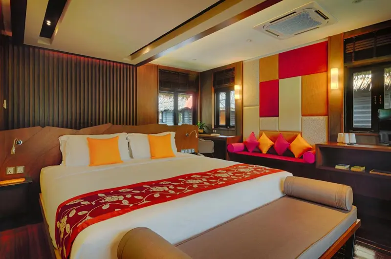 Une chambre moderne avec un grand lit et une décoration colorée.