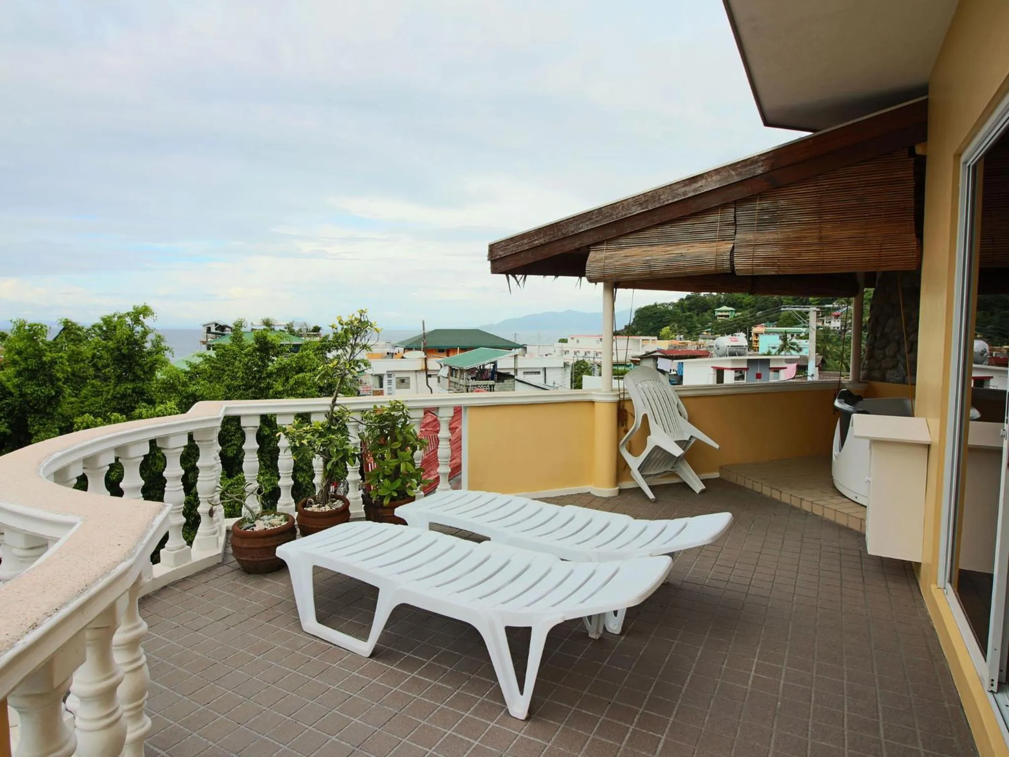 Terrasse avec mobilier de relaxation et vue sur la mer.