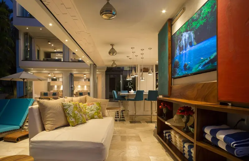 Espace de détente intérieur avec canapés et télévision à écran plat.