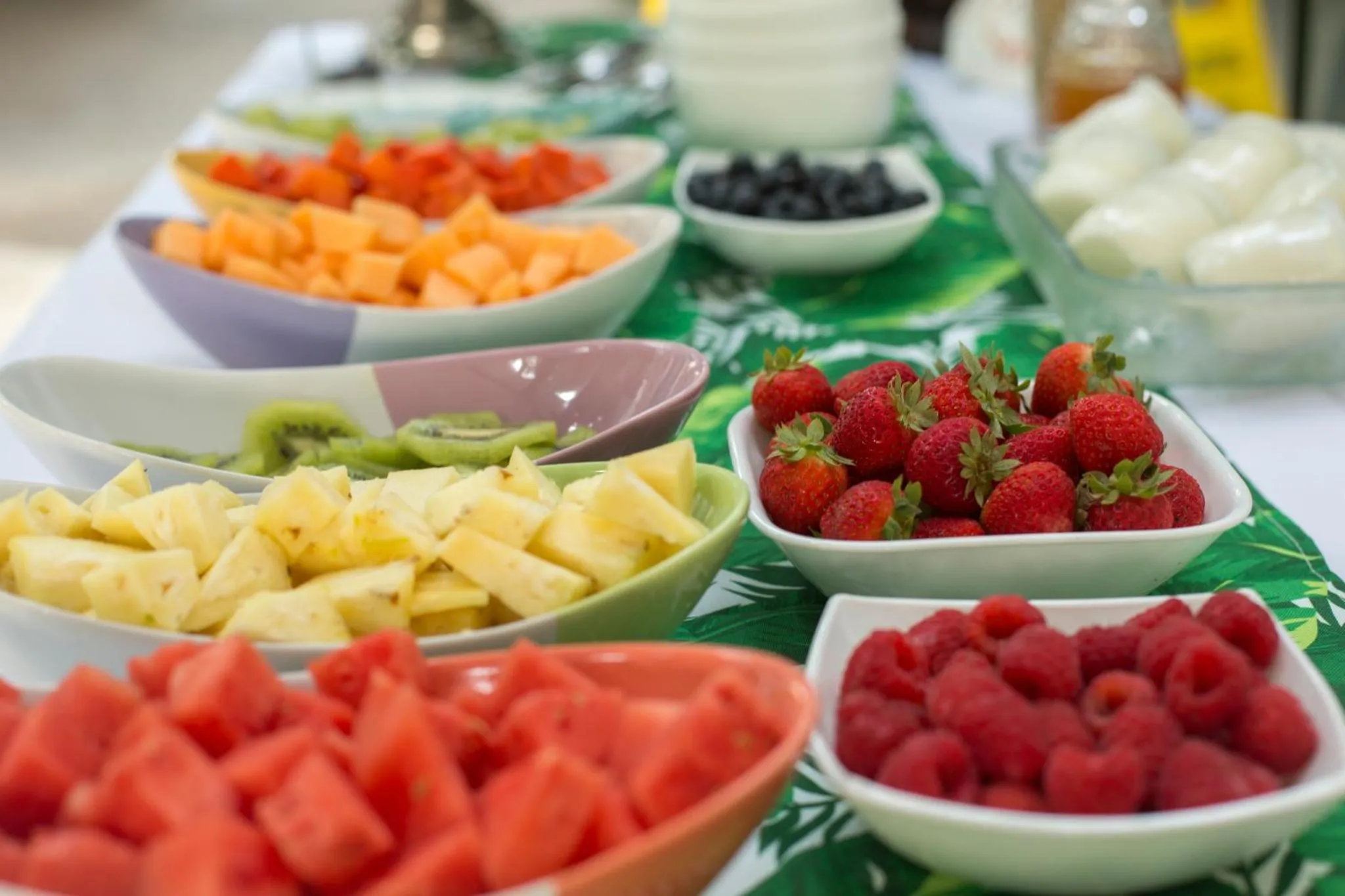 Assortiment de fruits frais disposés en buffet.