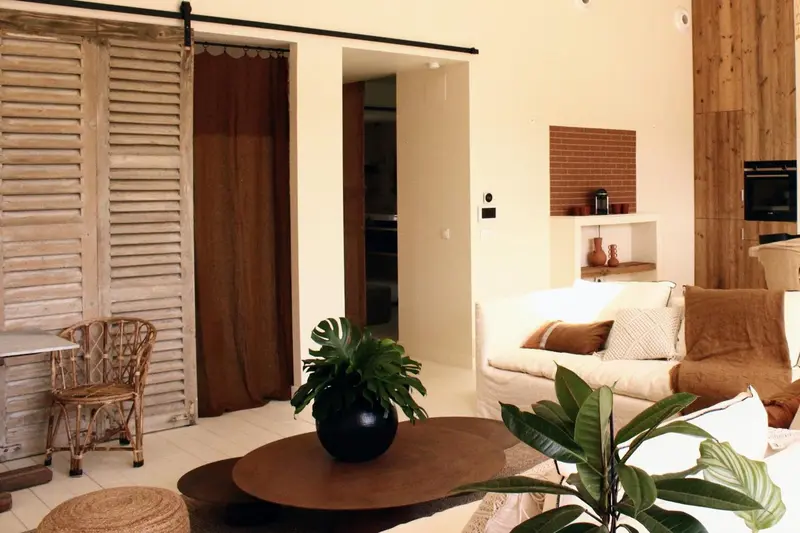 Espace de détente intérieur avec canapés et plantes.