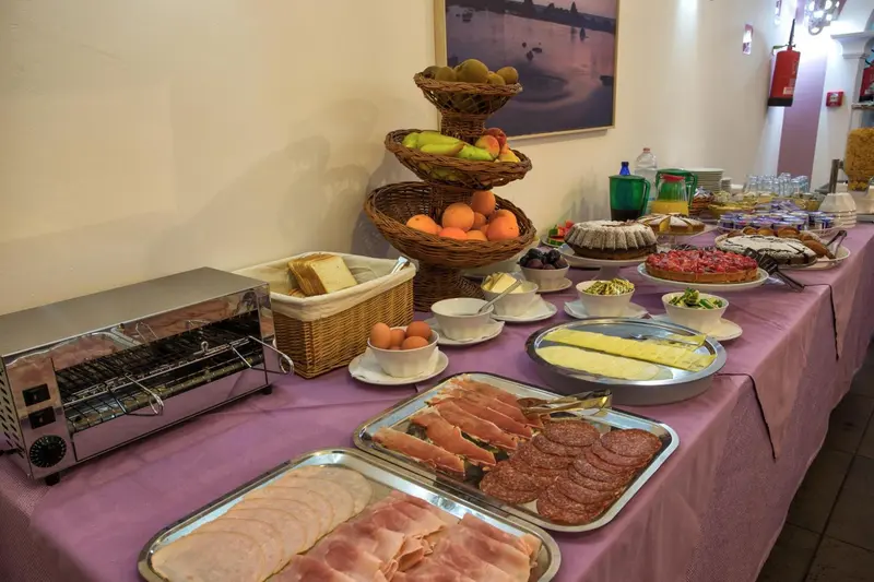 Un buffet propose des fruits frais, des pâtisseries et de la charcuterie.