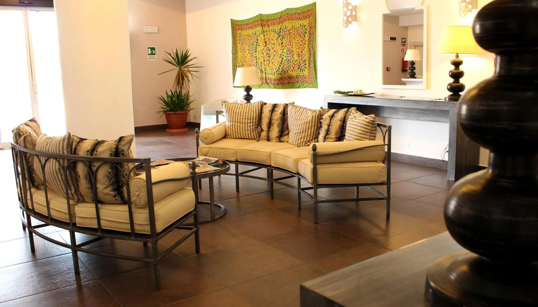 Un espace de détente avec des canapés et des fauteuils confortables.